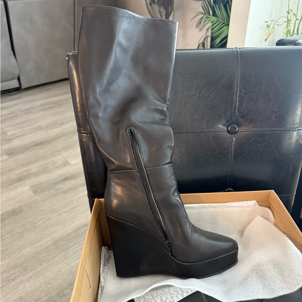 Steve Madden Tan Box